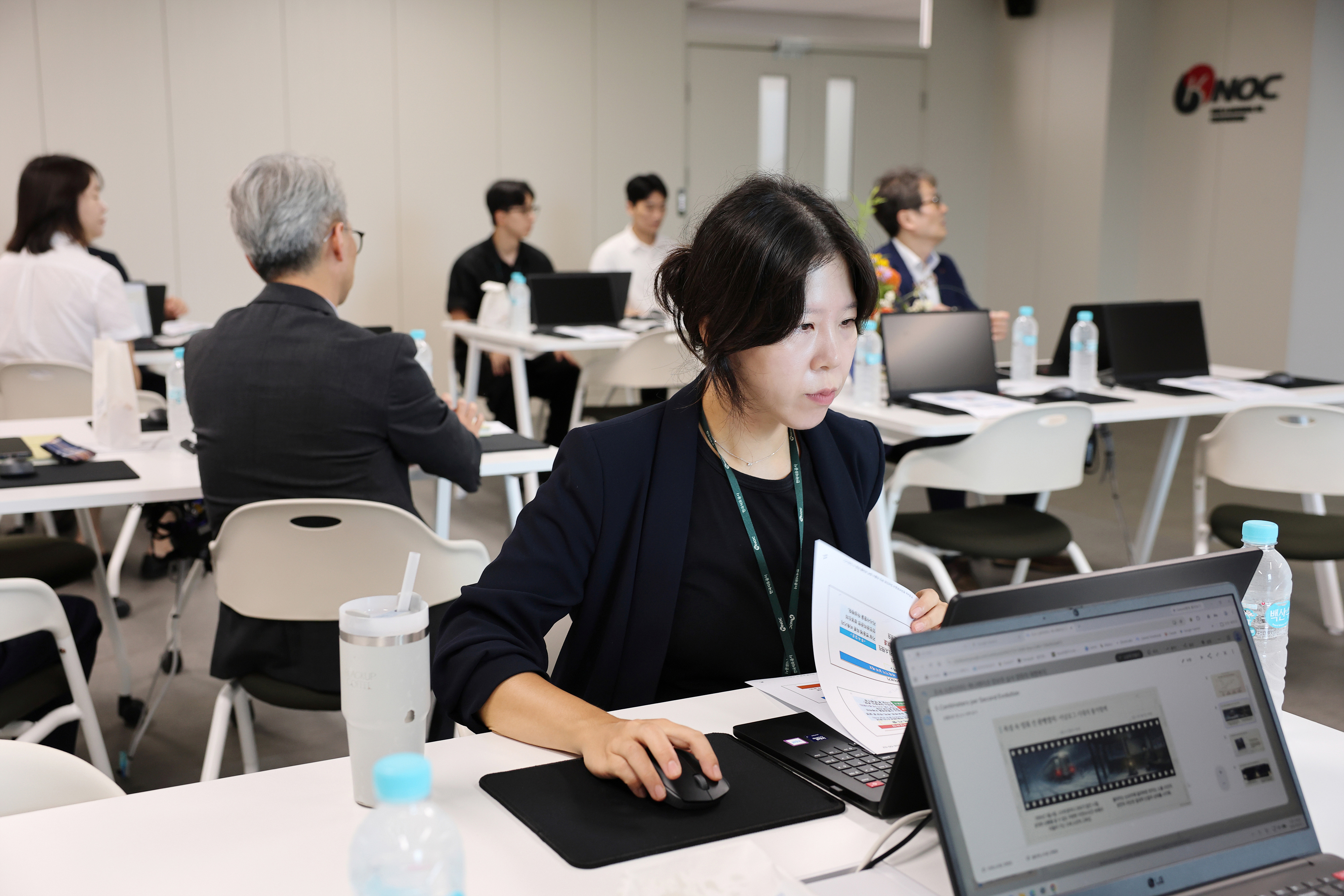 3. 한국석유공사 구성원들이 인공지능(AI) 전용교육관에서 교육을 받고 있다.jpg