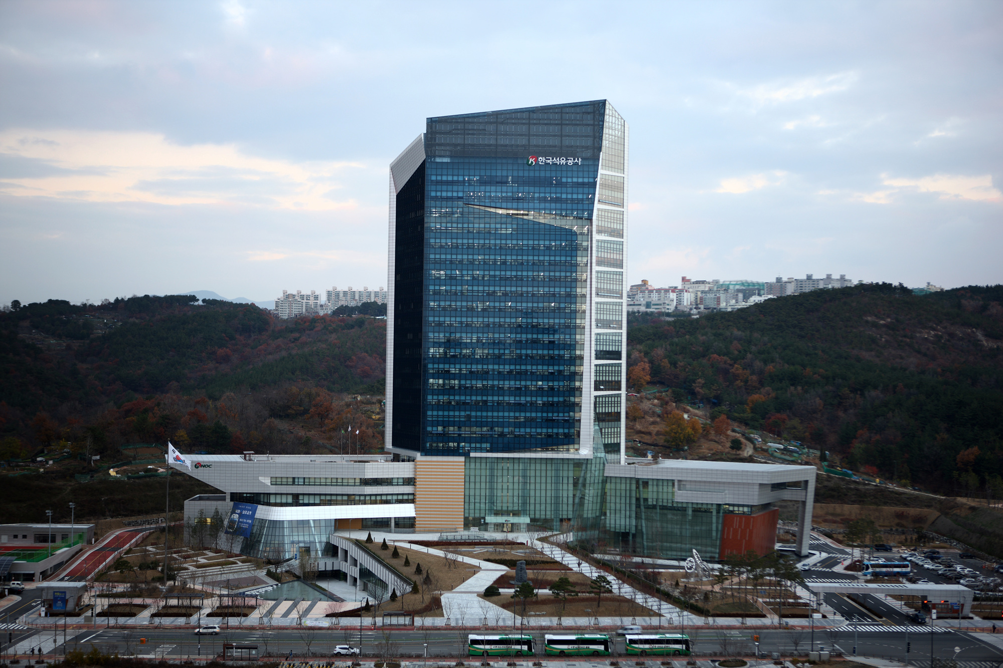 울산 중구에 위치한 한국석유공사 본사 전경.jpg